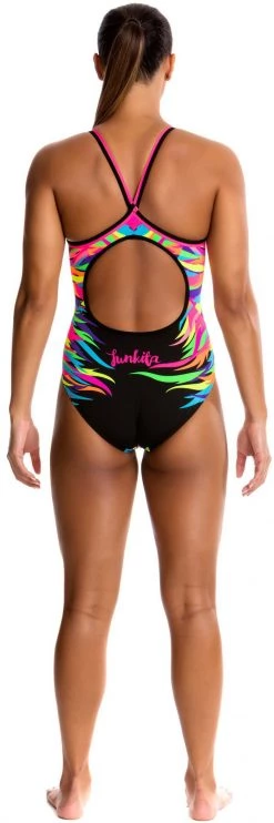 Les meilleures critiques de 🌟 Funkita Diamond Back One Piece Swimsuit Women, bleu/blanc 🎉 -Maillots de bain Soldes funkita diamond back one piece women pride power 4 2